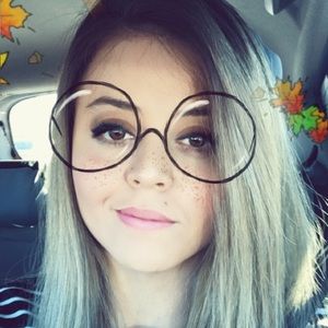 Meet your Posher, Daniela